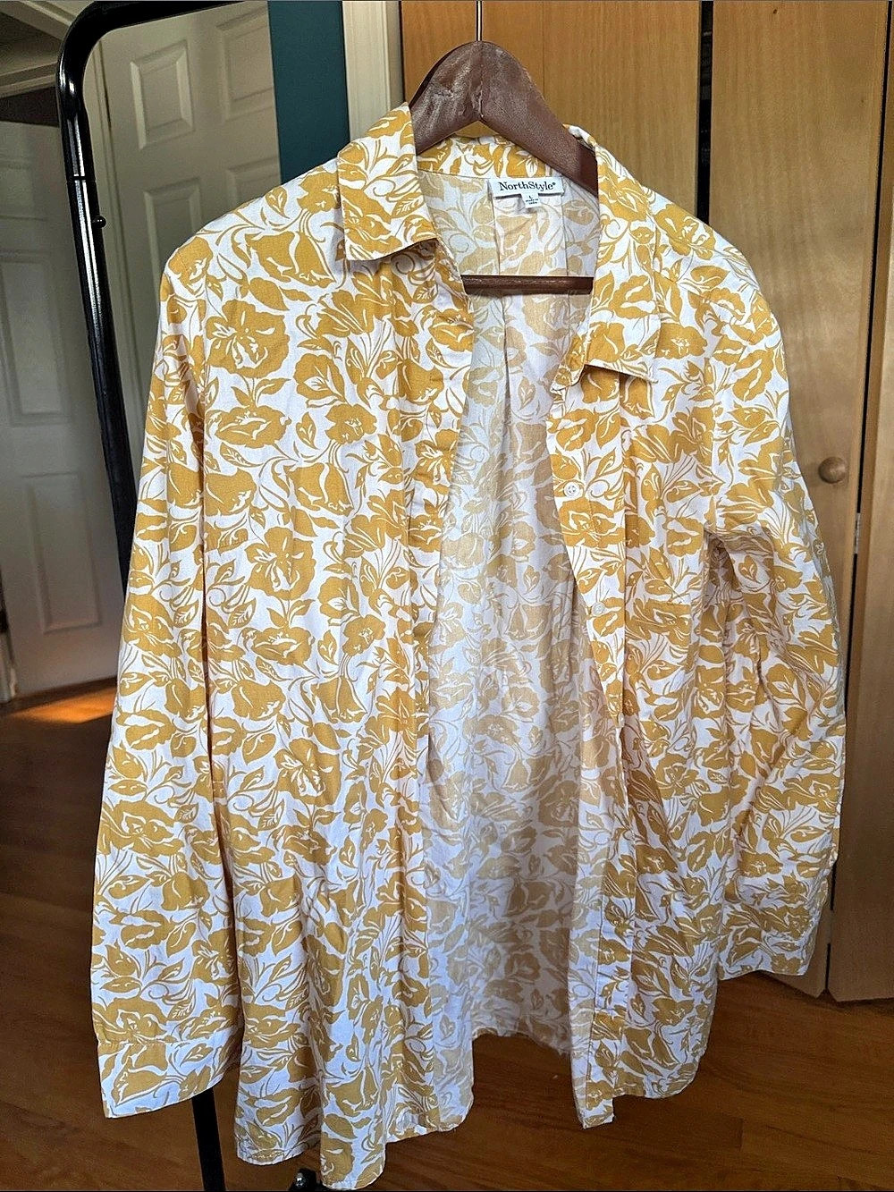 NorthStyle Floral Button Down in Yellow & White Large Like New